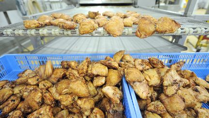 Des ailes de poulets roties dans une usine française. Photo d'illustration. (JEAN-FRANCOIS MONIER / AFP)