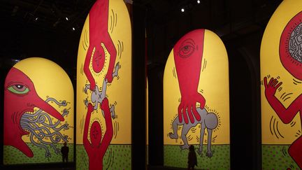 Keith Haring a peint ces dix grands tableaux aux couleurs vives de plus de 7 mètres sur 5 en 1985 pour le CAPC de Bordeaux. L’exposition de ces peintures en hauteur, inspirées de la Bible, sur fond noir et tout autour d’une salle du 104, évoque une cathédrale. Ce sont sans doute les oeuvres les plus fortes de l'exposition
 (© Keith Haring Foundation NY © photo Marc Domage )
