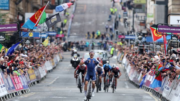 Axel Laurance célèbre en solitaire sa victoire au championnat du monde de cyclisme sur route espoirs, le 12 août 2023 à Glasgow (Ecosse). (PICHON PATRICK / KMSP)