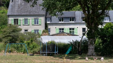 Le jardin où l'enfant de 11 ans a été tuée par son voisin le 12 juin 2023 sur la commune de Plonevez-du-Faou (Finistère). (FRED TANNEAU / AFP)