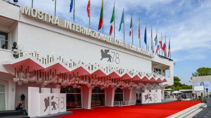 La façade du&nbsp;palais accueillant le festival de Venise lors de la Mostra 2021 (4 septembre 2021) (MIGUEL MEDINA / AFP)