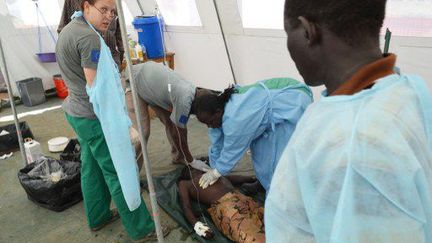 Juba (Soudan du Sud) Le 3 juin 2014. Prise en charge médicale d'un policier atteint du choléra.


 (AFP PHOTO / SAMIR BOL)