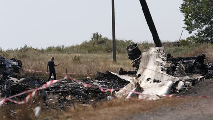 Les d&eacute;bris du vol MH17, dans l'est de l'Ukraine, le 24 juillet 2014. (MAXIM ZMEYEV / REUTERS)