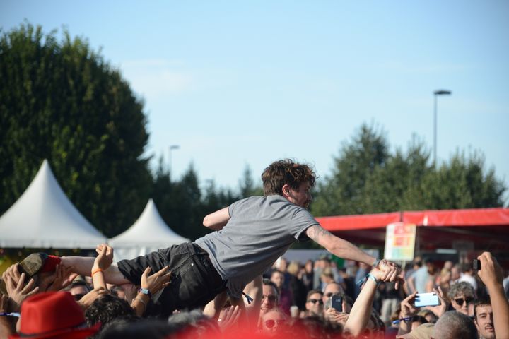 Raphaël, le chanteur de We Hate You Please Die, porté par la foule devant la scène des 4 vents. (JULES BOUDIER)