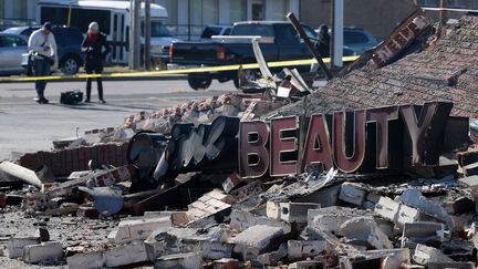 A Ferguson, ce salon de beaut&eacute; s'est effondr&eacute;. Au total, une dizaine de b&acirc;timents ont &eacute;t&eacute; incendi&eacute;s dans la nuit selon la police. (JEWEL SAMAD / AFP)