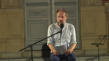 Le comédien et metteur en scène&nbsp;Denis&nbsp;Podalydès&nbsp;a captivé l'assemblée avec sa lecture théâtrale de "Le vieil&nbsp;homme et la mer". (France 3 Provence-Alpes-Côte d'Azur)