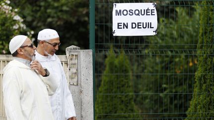 Des fidèles de la mosquée de&nbsp;Saint-Etienne-du-Rouvray (Seine-Maritime) passent devant une inscription "mosquée en deuil", vendredi 29 juillet. (CHARLY TRIBALLEAU / AFP)