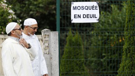 Saint-Étienne-du-Rouvray : hommage des fidèles dans toute la France