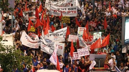 Banderoles des manifestants à Tel-Aviv, le 30 juillet 2011 (AFP/JACK GUEZ)