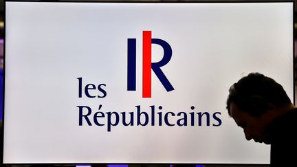 Un homme devant le logo du parti Les Républicains, le 8 juin 2016, à&nbsp;Saint-Andre-lez-Lille (Nord).&nbsp; (PHILIPPE HUGUEN / AFP)