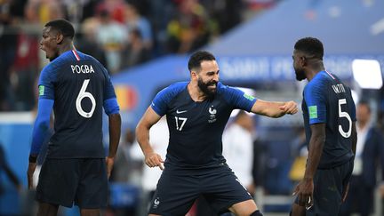 Adil Rami (au centre) célèbre la qualification des Bleus en finale de la Coupe du monde avec Samuel Umtiti (à droite) et Paul Pogba, le 10 juillet 2018 à Saint-Pétersbourg, en Russie. (VLADIMIR ASTAPKOVICH / SPUTNIK / AFP)