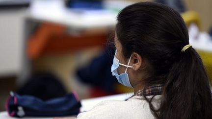 Une&nbsp;élève de collège porte un masque chirurgical de protection dans sa salle de classe. Depuis le 2 novembre, le masque est également obligatoire pour les élèves de primaire.&nbsp; (ALEXANDRE MARCHI / MAXPPP)