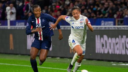 La Lyonnaise Selma Bacha et la Parisienne Kadidiatou Diani au duel lors de la rencontre de D1 Arkema entre l'OL et le PSG, le 16 novembre 2019. (ANTOINE MASSINON / A2M SPORT CONSULTING / DPPI via AFP)