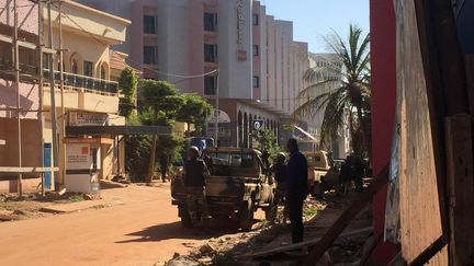 Des troupes maliennes à l'extérieur de l'hôtel Radisson Blu à Bamako (Mali), le 20 novembre 2015. (SEBASTIEN RIEUSSEC / AFP)