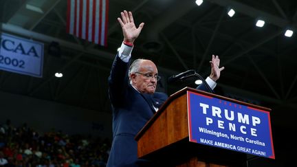 L'ancien maire de New York Rudy Giuliani prend la parole lors d'un meeting de soutien à Donald Trump, le 9 août 2016 à Wilmington (Caroline du Nord).&nbsp; (ERIC THAYER / REUTERS)