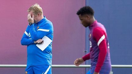 L'entraîneur de Barcelone Ronald Koeman est sur la sellette après les résultats décevants du début de saison. (ENRIC FONTCUBERTA / EFE)