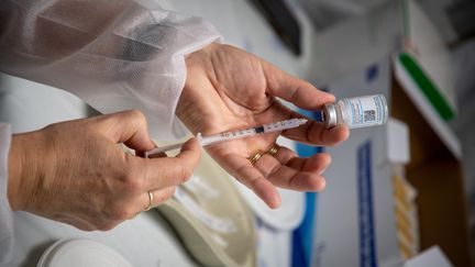 Une personne est vaccinée contre le Covid-19 à&nbsp;Amneville (Moselle), le 20 mars 2021. (NICOLAS BILLIAUX / HANS LUCAS / AFP)