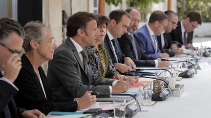 Emmanuel Macron&nbsp;et Elisabeth Borne ont réuni une partie du gouvernement lors d'une "réunion de chantier" au sujet des Jeux olympiques de Paris-2024, lundi 25 juillet 2022 à l'Elysée. (LEWIS JOLY / POOL)