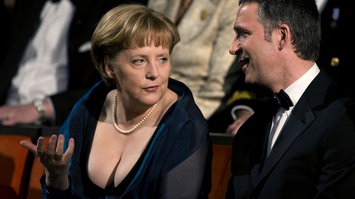 Angela Merkel et le Premier ministre norv&eacute;gien Jens Stoltenberg, le 12 avril 2008, &agrave; l'inauguration du nouvel op&eacute;ra d'Oslo (Norv&egrave;ge) (BJORN SIGURDSON / SCANPIX NORWAY / AFP)