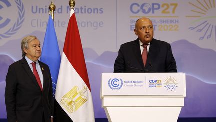 Le président de la COP27, Sameh Choukir, s'exprime lors d'une conférence de presse aux côtés du secrétaire général de l'ONU, Antonio Guterres, le 17 novembre 2022, à Charm el-Cheikh (Egypte). (MOHAMMED ABED / AFP)