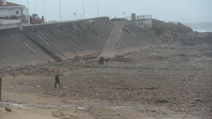 LE 06 01 2014 ; Les fortes pluies et le vent ont fait partir le sable de la plage des Sables d'Olonne, ici sur la plage de Tanchet (MAXPPP)