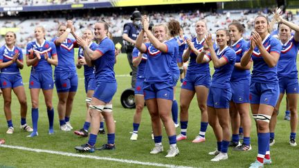 L'équipe de France de rugby après sa victoire contre l'Afrique du Sud en Coupe du monde féminine, le 8 octobre 2022 à Auckland (Nouvelle-Zélande) . (MICHAEL BRADLEY / AFP)