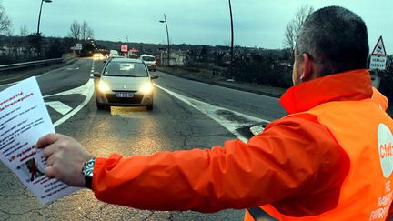 &nbsp; (Les militants CFDT des routiers ont distribué des tracts ce mercredi matin près de Toulouse © MaxPPP)