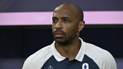 L'entraîneur français Thierry Henry, après la victoire de l'équipe de France en quarts de finale du tournoi olympique de football, le 2 août 2024 à Bordeaux. (PHILIPPE LOPEZ / AFP)