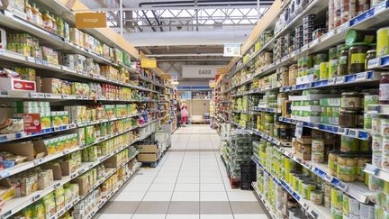 Un rayon de supermarché à Villeurbanne, le 26 juin 2023 dans le Rhône. (ANTOINE BOUREAU / HANS LUCAS / AFP)