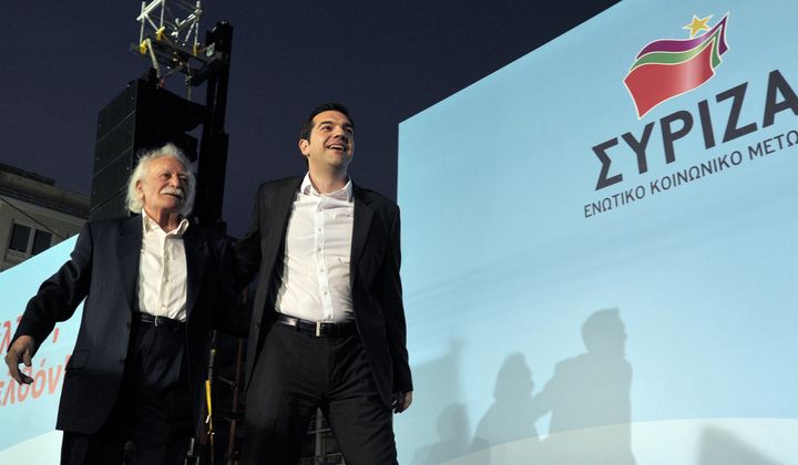 Le leader de Syriza, Alexis Tsipras (&agrave; droite), accompagn&eacute; de Manolis Glezos, figure grecque de la r&eacute;sistance (&agrave; gauche), le 3 mai 2012 lors d'un meeting &agrave; Ath&egrave;nes.&nbsp; (ON)