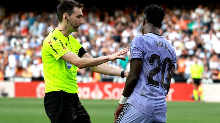 Spanish referee De Burgos Bengoetxea tries to calm Real Madrid's Brazilian Vinicius Junior, during the Valencia-Real match on May 21, 2023. (JOSE JORDAN / AFP)
