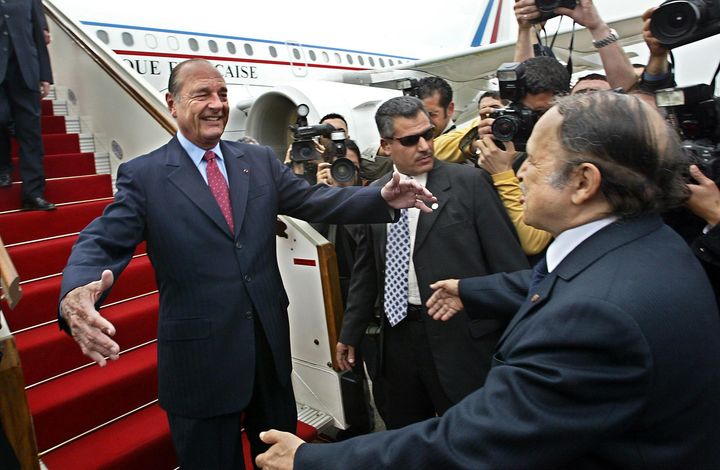 Le président algérien,&nbsp;Abdelaziz Bouteflika&nbsp;(à droite), accueille son homologue français, Jacques Chirac, à son arrivée à l'aéroport d'Alger le 15 avril 2004. (THOMAS COEX / AFP)