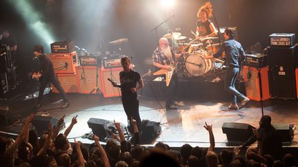 Le concert des Eagles of Death Metal au Bataclan, le 13 novembre 2015, peu avant l'assaut terroriste mené dans la salle de spectacle parisienne. (MARION RUSZNIEWSKI / ROCK&FOLK)