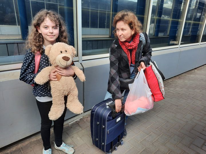 Katia et sa fille sont de retour à Kiev, dimanche 8 mai 2022, après plusieurs semaines d'exil à&nbsp;Chernivtsi,&nbsp;au Sud-Ouest de l'Ukraine. (AGATHE MAHUET / RADIO FRANCE)