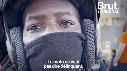 Un soir d'octobre 2019, ils perdaient l'un des leurs, Ibo, près d'un contrôle de police. Alors que sa famille cherche toujours à comprendre les circonstances de sa mort, des dizaines de motards venus de toute l'Île-de-France se sont réunis à Sarcelles pour lui rendre hommage.