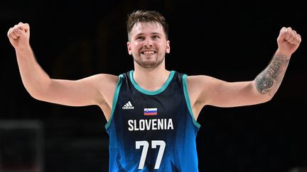 Luka Doncic après la victoire de la Slovénie contre l'Argentine lors du premier match de poule des deux équipes aux Jeux olympiques de Tokyo, lundi 26 juillet 2021. Le phénomène slovène a inscrit 48 points dans cette rencontre. (ARIS MESSINIS / AFP)