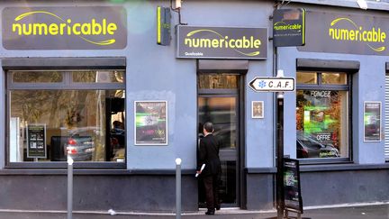 Altice, la maison-m&egrave;re de Numericable,&nbsp;propose 11,75 milliards d'euros pour acqu&eacute;rir le num&eacute;ro 2 de la t&eacute;l&eacute;phonie mobile. (PHILILPPE HUGUEN / AFP)