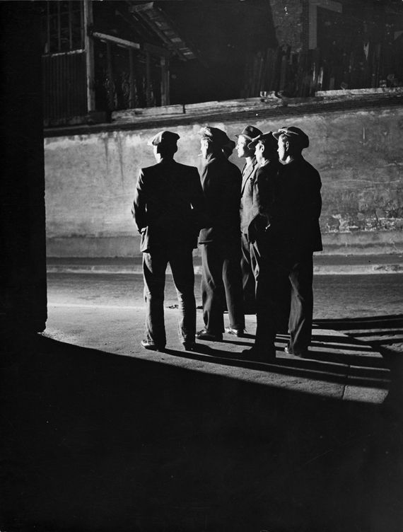 "La Bande du Grand Albert" (vers 1931-1932), de&nbsp;Brassa&iuml;,. Epreuve g&eacute;latino-argentique, 29 x 23 cm. ( ESTATE BRASSAÏ / RMN, PARIS, 2012.)