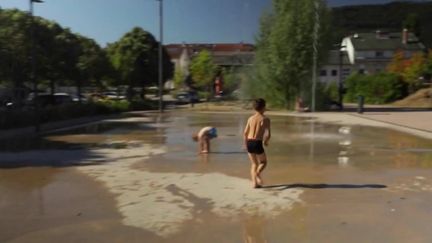 Le mercredi 3 août est la journée la plus chaude du nouvel épisode de canicule.&nbsp;Le mercure a atteint les 40 °C dans le Sud-Ouest.&nbsp;26 départements sont toujours placés en vigilance orange.&nbsp;Tout le monde a recherché la fraîcheur. (FRANCE 3)