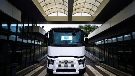 Le nouveau camion 100% électrique de Renault présenté à l'usine de camions Renault de Bourg-En-Bresse, le 3 juillet 2024. (OLIVIER CHASSIGNOLE / AFP)