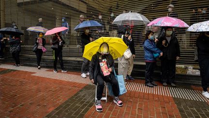 Des militants devant le tribunal de Hong Kong, le 4 mars 2021. (ANTHONY WALLACE / AFP)