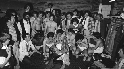 Les footballeurs de l'équipe du PSG posent avec la coupe après avoir remporté la finale de la Coupe de France contre Saint-Etienne, le 15 mai 1982, au Parc des Princes,&nbsp;à Paris. (JOEL ROBINE / PHILIPPE WOJAZER / AFP)