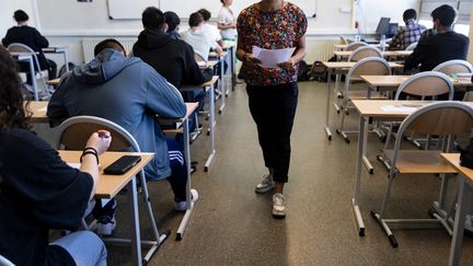 Des lycéens passent une épreuve du baccalauréat au lycée Diderot, à Paris, le 11 mai 2022. (THOMAS SAMSON / AFP)