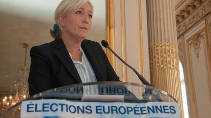 La pr&eacute;sidente du Front national Marine Le Pen lors d'une conf&eacute;rence de presse &agrave; Paris le 22 avril 2014. (CITIZENSIDE / ZAER BELKALAI / AFP)