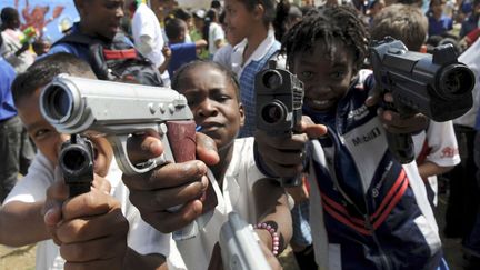 Medellin (Colombie), juin 2009. Programme d'&eacute;change d'armes en plastique contre des jouets. (LUIS BENAVIDES / AP / SIPA)