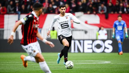 L'attaquant rennais Martin Terrier avance sur la pelouse de l'Allianz Riviera de Nice lors de la 30e journée de Ligue 1, le 2 avril 2022. (CLEMENT MAHOUDEAU / AFP)