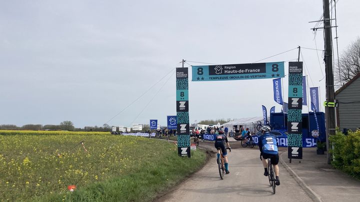 L'entrée du secteur pavé numéro 8, à Templeuve, lors de Paris Roubaix Challenge, le 6 avril 2024. (Franceinfo: sport)