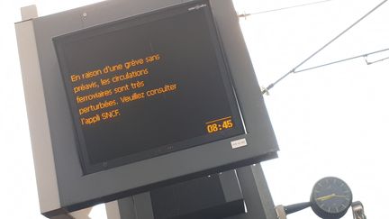 Un écran SNCF Transilien annonçant une grève, le 18 octobre 2019. (STÉPHANIE BERLU / RADIO FRANCE)