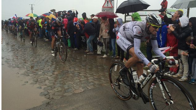 &nbsp; (Les coureurs dans les secteurs pavés © RF/Eric Turpin)