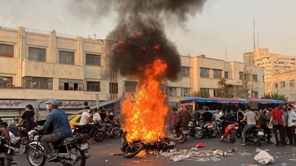 Un véhicule en feu à Téhéran, la capitale iranienne, le 8 octobre 2022. (AFP)